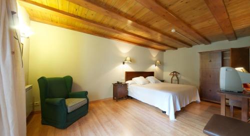 Hotel Caldas - Tap to explore photos