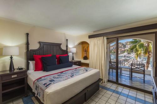 Queen Studio room in Cabo San Lucas Marina Condos