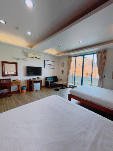 201 VIP Quadruple Room with Balcony image 2