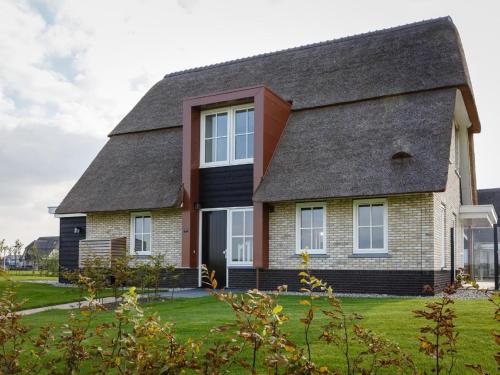 Beautiful villa with sauna and unobstructed view, on a holiday park in Friesland