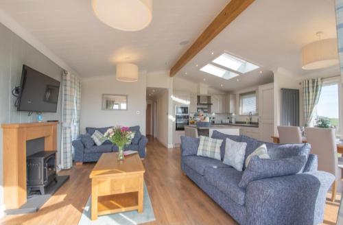 Luxury family Beechwood lodge with hot tub in Renfrewshire