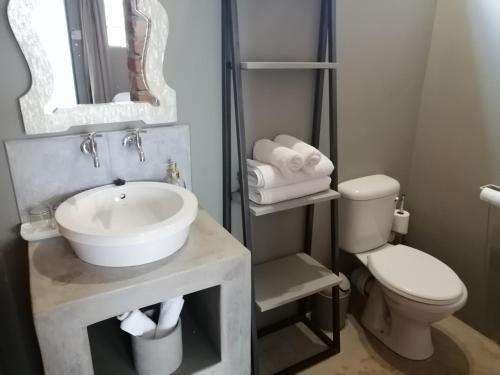 Bathroom, TeaterHuis Guest House in Tsumeb