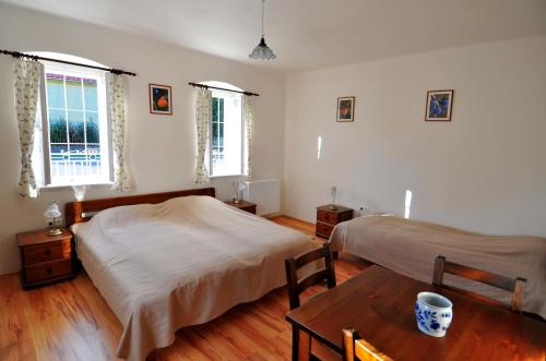 1 king bed, 1 twin bed