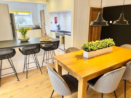 Horsforth Lodge near Meanwood Valley Trail