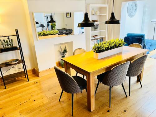 Horsforth Lodge near Meanwood Valley Trail