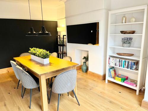 Horsforth Lodge near Meanwood Valley Trail