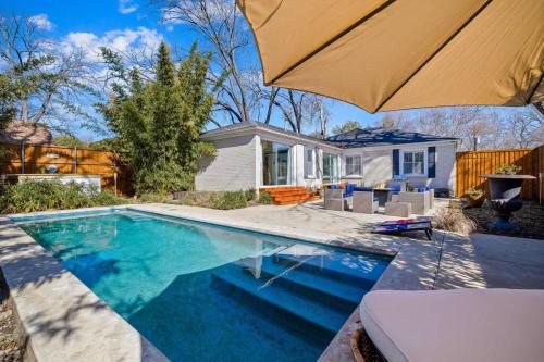 Peaceful Private Pool Oasis - Group Friendly in Oak Lawn