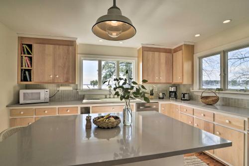 Bayside Deltaville Retreat with Beach and Bay Views! in Locklies, USA
