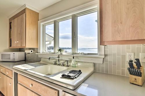 Bayside Deltaville Retreat with Beach and Bay Views! in Locklies, USA