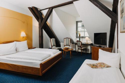1 queen bed, 1 twin bed