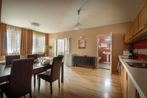 Star Apartments with free parking - image 3