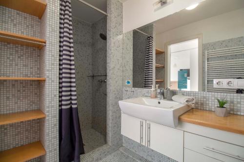 Star Apartments with free parking - image 4
