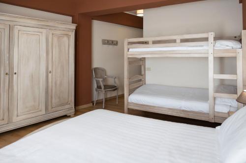1 queen bed, 1 bunk bed