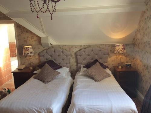 2 twin beds