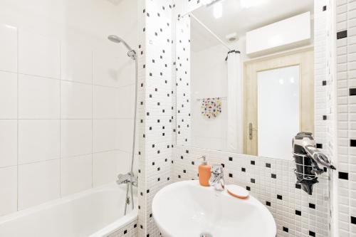 LIL Apartment with Stunning View, Parking & AC by EasyBNB Premium, Praha (fotografie 10)