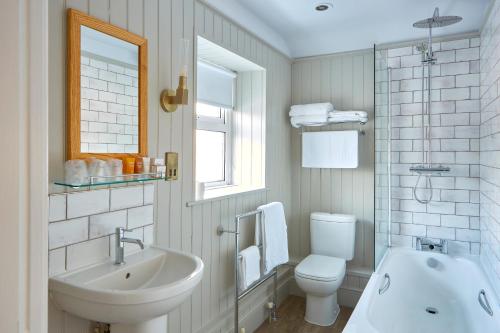 Anglesey Arms Hotel - image 10