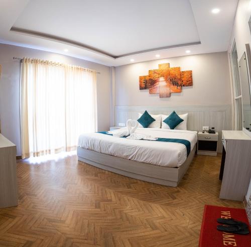Deluxe Double or Twin Room image 8