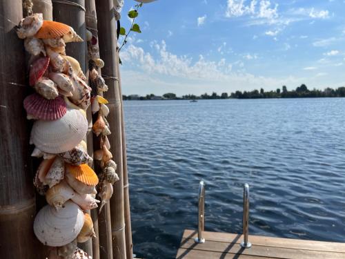 NEW - LITTLE IBIZA, on a lake near Amsterdam, with HOT TUB! in Baambrugse Zuwe