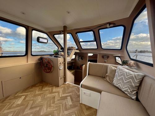 NEW - LITTLE IBIZA, on a lake near Amsterdam, with HOT TUB! in Baambrugse Zuwe