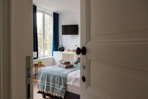 Deluxe King Room image 10