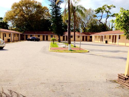 Cadillac Motel - image 6