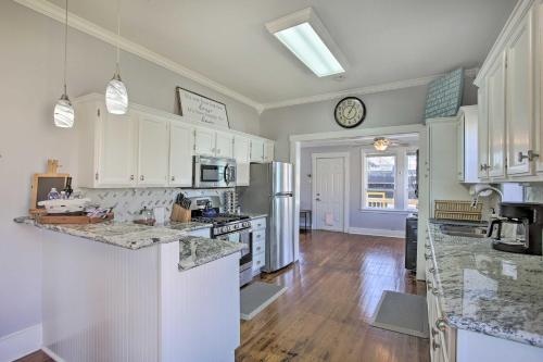 Cozy Beach Bungalow Near Galveston Seawall and Pier in Galveston, USA