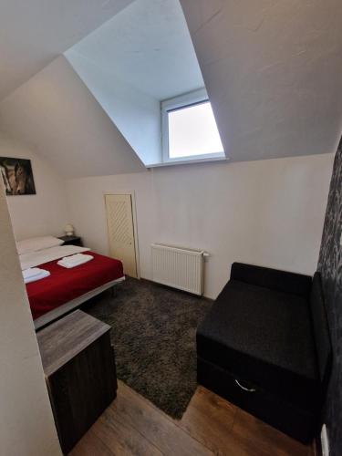 1 double bed, 1 twin bed, 2 sofa beds