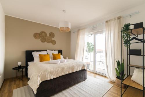 B&B Bad Hersfeld - DWELLSTAY - Modernes Apartment I 55qm I 2 Zimmer I Küche I Bad I Terrasse I TV I Netflix - Bed and Breakfast Bad Hersfeld