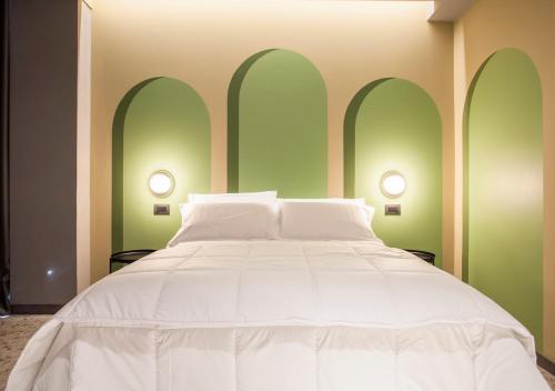 Deluxe Queen Room image 4