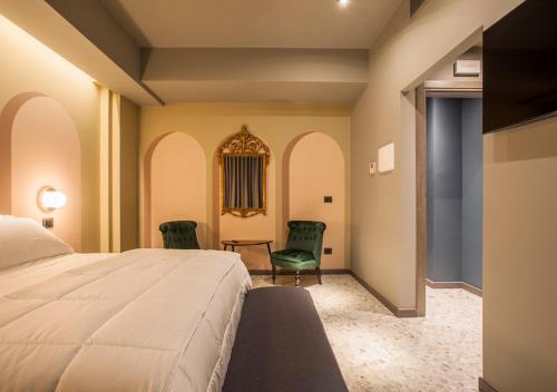 Deluxe Room image 5