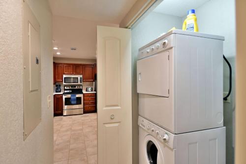 Unit 207 2 BDRM 2 BA condo - image 4