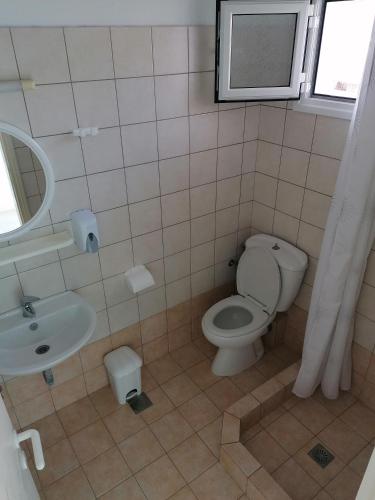 Triple Room with Balcony image 10