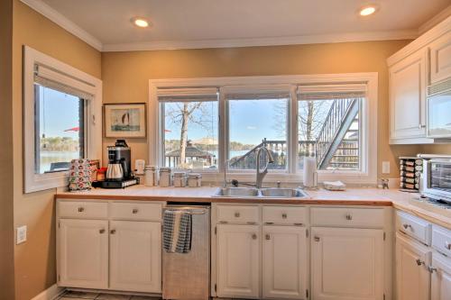 Luxe Lakefront Apartment with Shared Pool and Dock! in Hollywood Point, USA