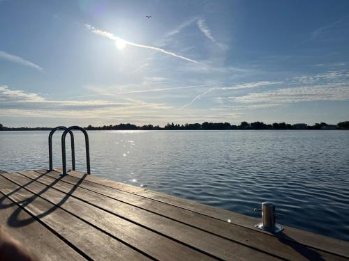NEW - LITTLE IBIZA, on a lake near Amsterdam, with HOT TUB! in Baambrugse Zuwe