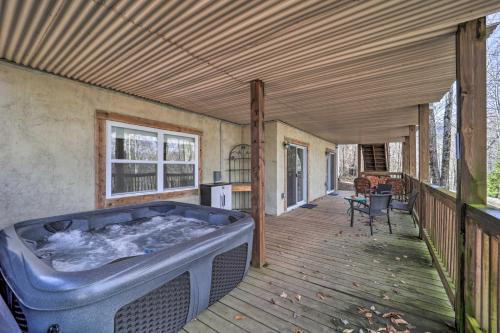 Beech Mountain Family Cabin with Hot Tub and Deck in Beech Mountain, USA