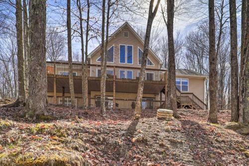 Beech Mountain Family Cabin with Hot Tub and Deck in Beech Mountain, USA