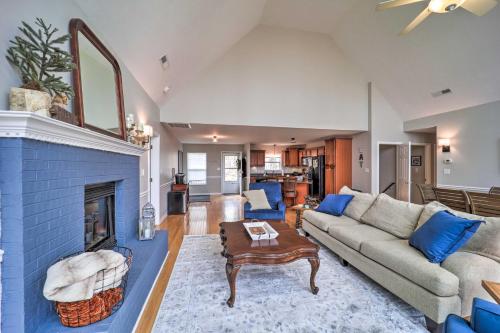 Beech Mountain Family Cabin with Hot Tub and Deck in Beech Mountain, USA