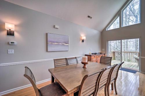 Beech Mountain Family Cabin with Hot Tub and Deck in Beech Mountain, USA
