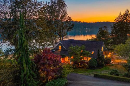The Hammersley Luxury Waterfront Estate! in Shelton