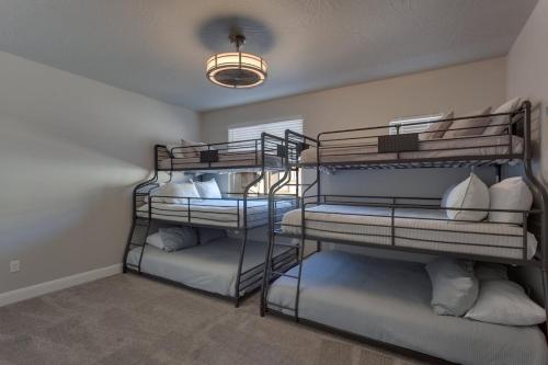Zion Village 339 3 Bed 2 and a half Bath Game Systems Mister System and Community Pool - image 11