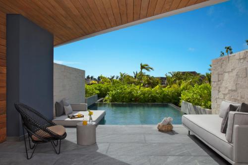 Signature Suite Swim Out Tropical View image 4