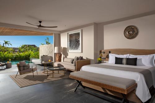 Signature Suite Swim Out Tropical View image 5