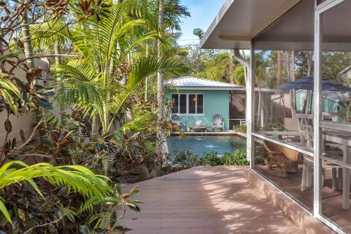 Art Deco Pool house mile and a half to beach Pets Welcome in Lake Worth, USA