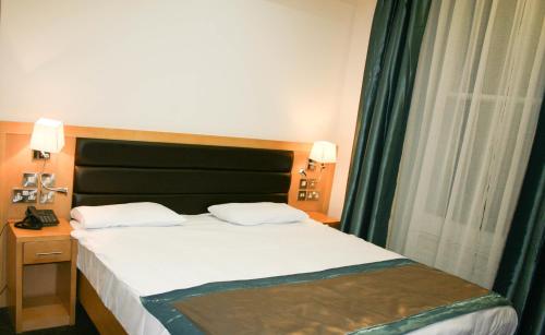 Cromwell Hotel Room Type - Economy Double Room