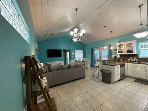 Barefoot Bungalow - Pet Friendly- 2 Bdrm Townhome in Corpus Christi, USA
