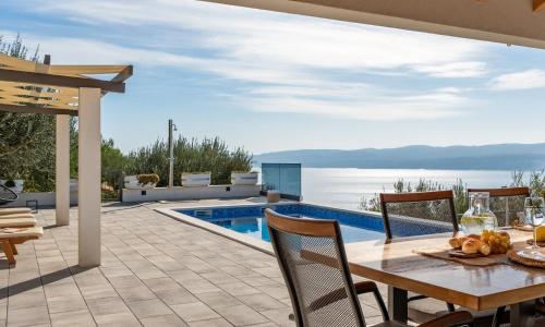 Villa Dream with private pool, 2 bedrooms with en-suite bathrooms, sea view - Accommodation - Omiš