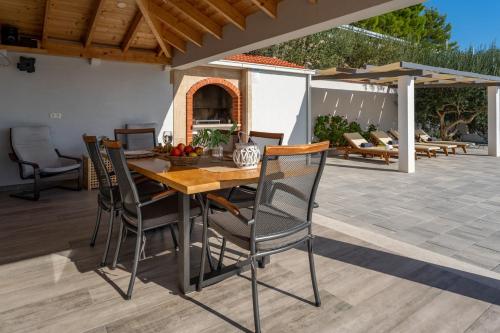 Villa Dream with private pool 2 bedrooms with en-suite bathrooms sea view - image 2