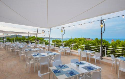 Restaurant, Gattarella Family Resort - Self catering accommodations in the pinewood in Lido di Portonuovo