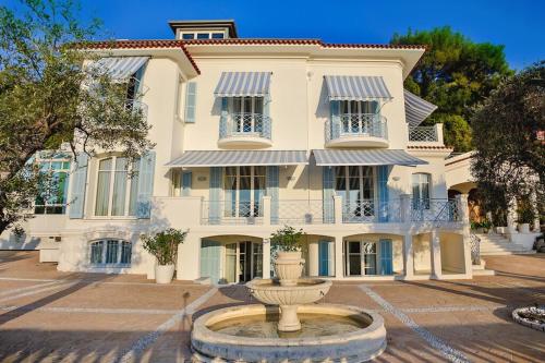 Luxury Villa at Mont Boron, swimming pool overviewing the bay