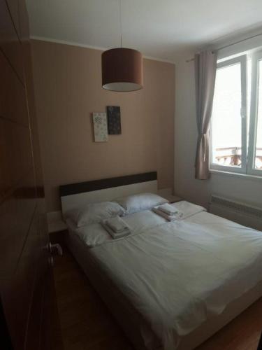1 queen bed, 1 sofa bed